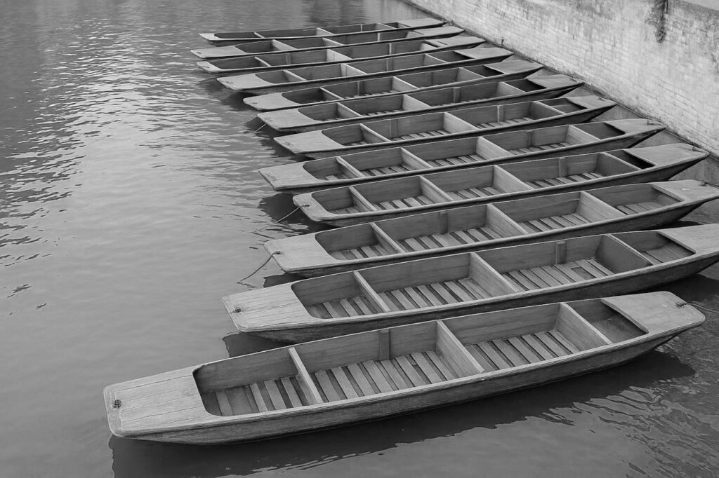 boat in Cambridge river that are used for punting